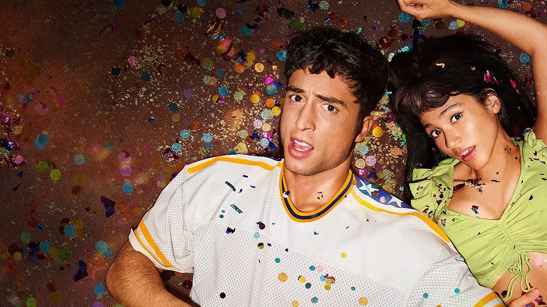 Overcompensating: Το coming out story μιας γενιάς που μεγάλωσε με τη Lady Gaga και το Glee