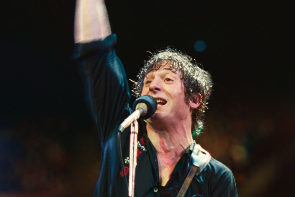 Ο Τζέρεμι Άλεν Γουάιτ ντύνεται Μπρους Σπρίνγκστιν: Οι πρώτες εικόνες από το “Springsteen: Deliver Me From Nowher”