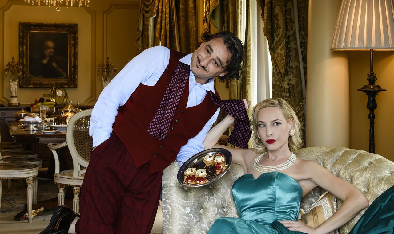 Ο Βασίλης Χαραλαμπόπουλος ντύνεται “Υπηρέτης δύο αφεντάδων” και περιοδεύει στην Ελλάδα