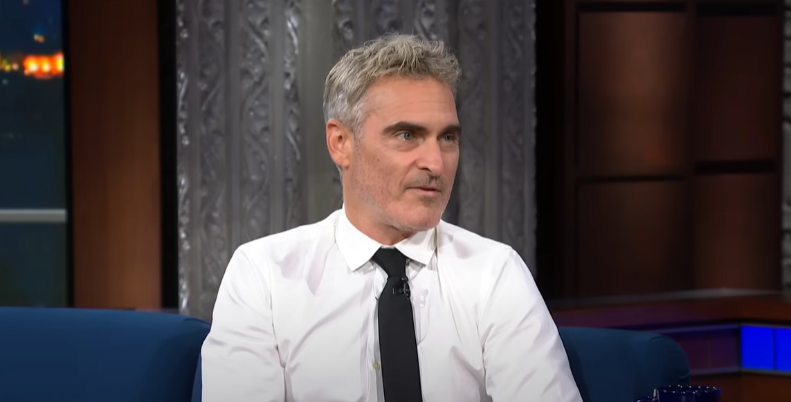 Ο Χοακίν Φίνιξ ζητεί ξανά συγγνώμη για τη θρυλική συνέντευξη “καταστροφή” του 2009: “Ήταν μία από τις χειρότερες νύχτες της ζωής μου”