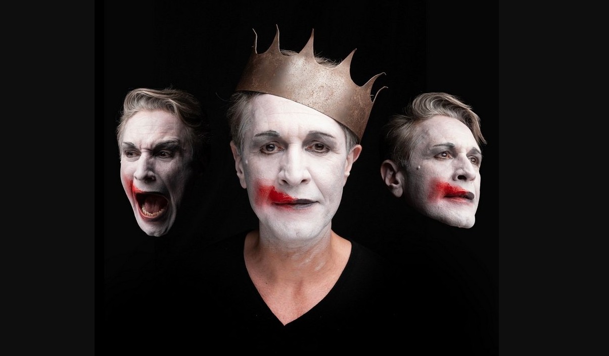 Ο Αιμίλιος Χειλάκης ταξιδεύει… “Μόνος με τον Άμλετ”