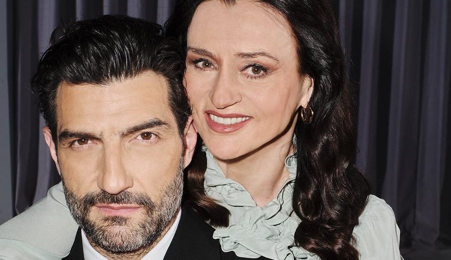 Ο Οιδίποδας μεταμορφώνεται σε πολιτικό θρίλερ: Ο Ρόμπερτ Άικ φέρνει την εκρηκτική του ματιά στη Στέγη