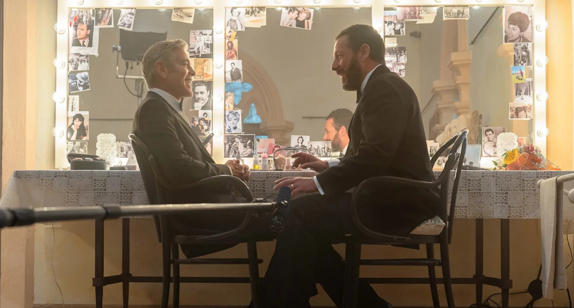 Ο Τζορτζ Κλούνεϊ αποθεώνει τον Άνταμ Σάντλερ: “Δεν είναι ένας χαζοχαρούμενος κωμικός. Είναι ένας υπέροχος ηθοποιός με ουσία”