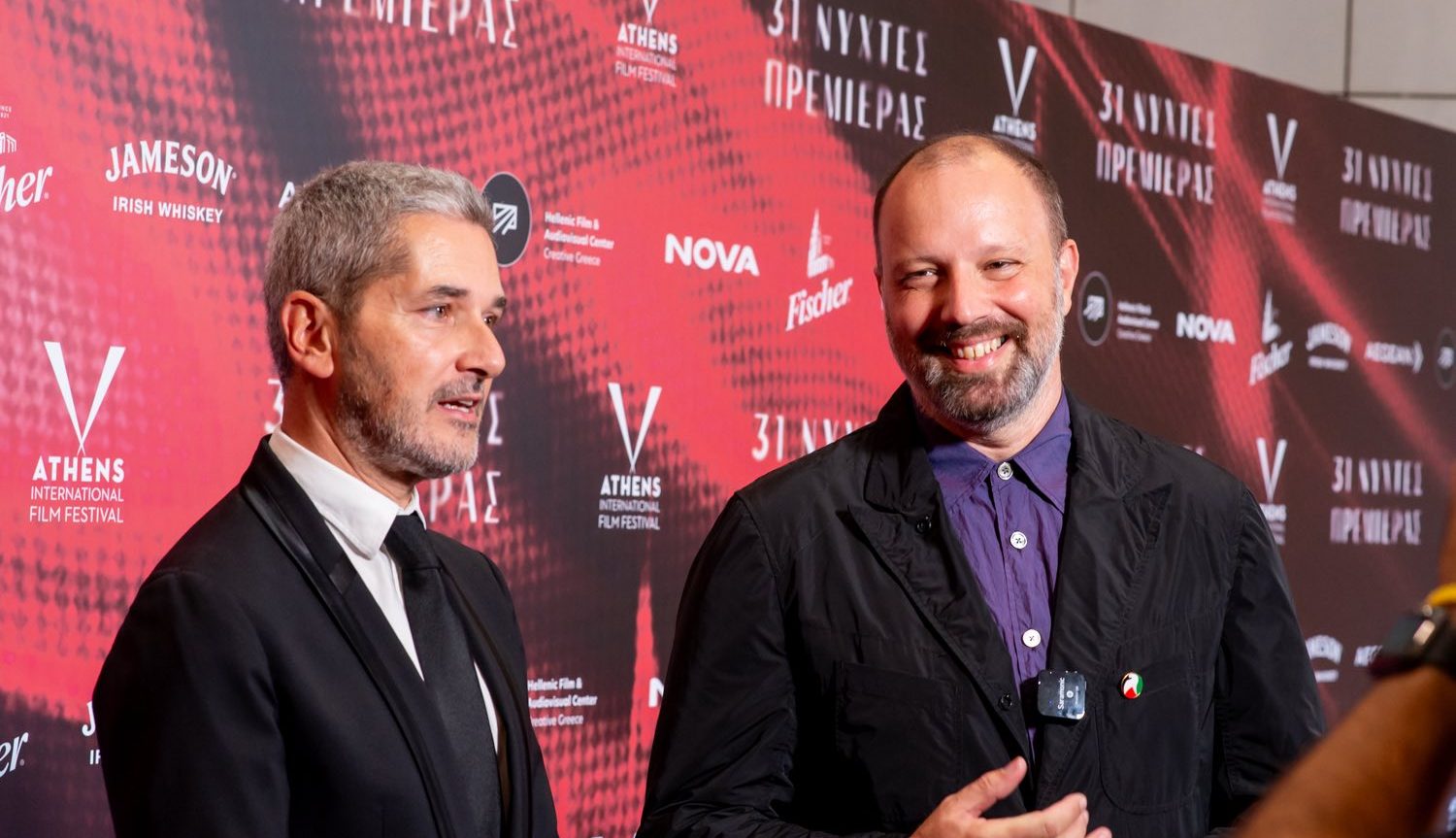 Bugonia: Εντυπωσιακή πρεμιέρα στην Αθήνα — O Λάνθιμος στο Μέγαρο και τα ελληνικά της Έμμα Στόουν